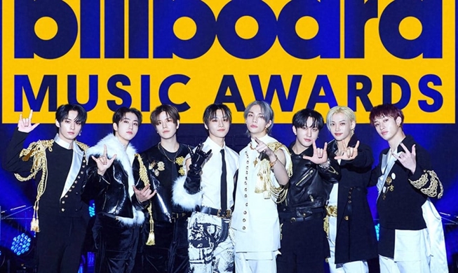 Hàng loạt nghệ sĩ K-pop ẵm giải trong “Billboard Music Awards 2023”