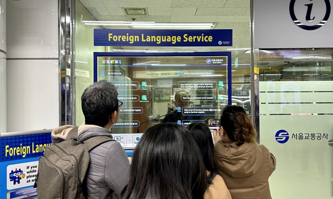 Trải nghiệm hệ thống “thông dịch đồng thời bằng AI” tại ga Myeongdong
