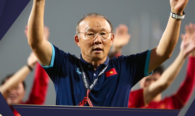 Anh hùng của bóng đá Việt Nam Park Hang-seo nhận Cúp chiến thắng 2022