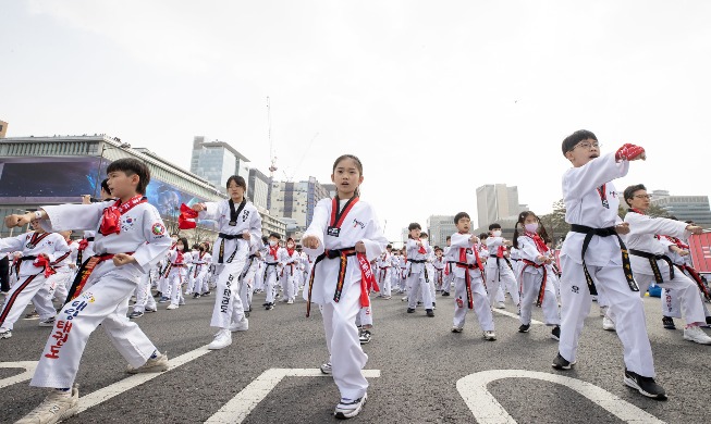 12.263 người biểu diễn Taekwondo tại Gwanghwamun, lập kỷ lục Guinness thế giới
