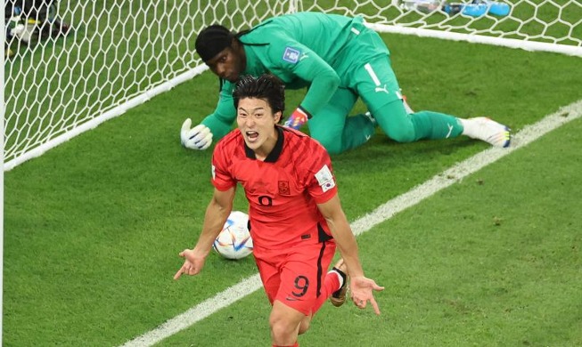 Tiền đạo Cho Gue-sung đi vào lịch sử khi ghi 2 bàn thắng trong 3 phút