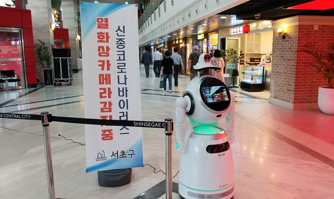 Robot AI kiểm tra thân nhiệt hành khách tại các bến xe buýt ở Seoul thời Covid-19