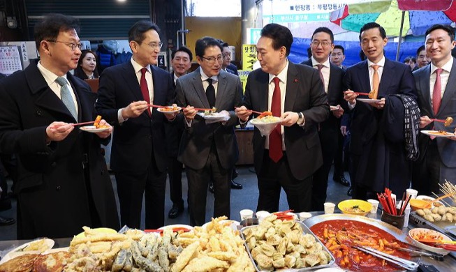 Tổng thống Hàn Quốc đến thăm chợ truyền thống tại Busan