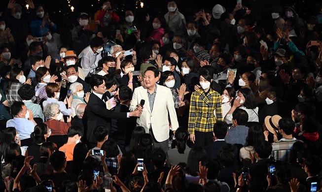 Hai vợ chồng Tổng thống Hàn Quốc dự một buổi hòa nhạc với công chúng tại Nhà Xanh