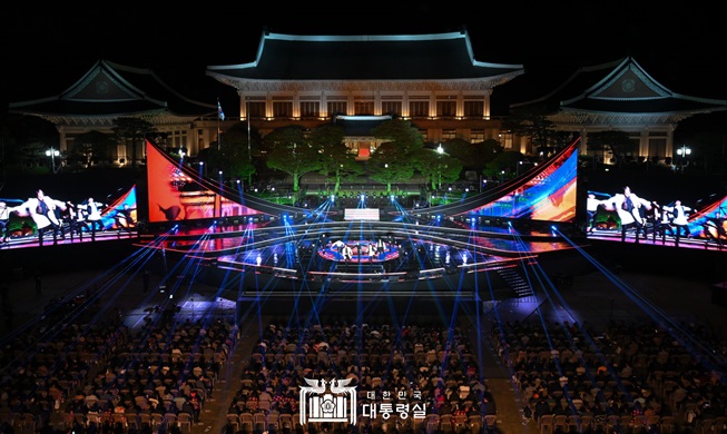 Vợ chồng Tổng thống Hàn Quốc tham dự “Buổi hòa nhạc kỷ niệm 1 năm ngày mở cửa Nhà Xanh”