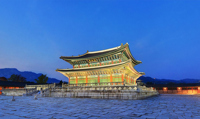 Tham quan Cung điện Gyeongbokgung vào đêm mùa xuân tràn ngập hương hoa
