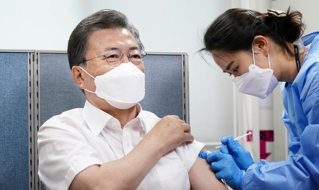 Tổng thống Hàn Quốc: Người dân không cần lo lắng khi được tiêm vắc xin Covid-19
