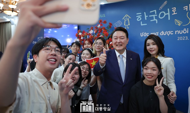 Tổng thống Hàn Quốc cam kết đáp lại niềm đam mê học tiếng Hàn tại...