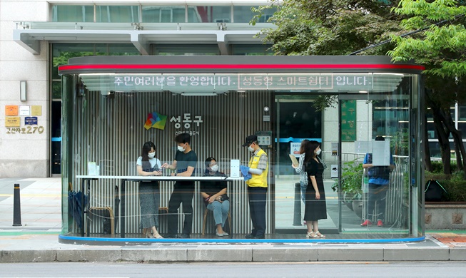 Seoul lắp đặt các trạm dừng xe buýt thông minh để ngăn chặn các loại virus