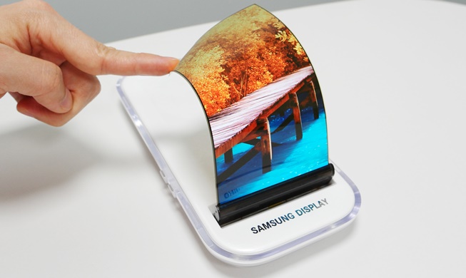 Samsung thương mại hóa màn hình OLED uốn cong, LG ra mắt điện thoại màn hình xoay độc đáo