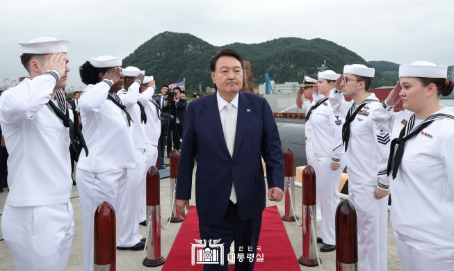 Tổng thống Hàn Quốc thăm tàu ngầm hạt nhân Mỹ, gặp gỡ những người lính Hải quân
