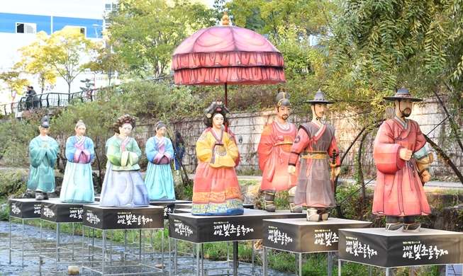 Những chiếc đèn lồng giấy truyền thống Hàn Quốc thắp sáng khu vườn Singapore