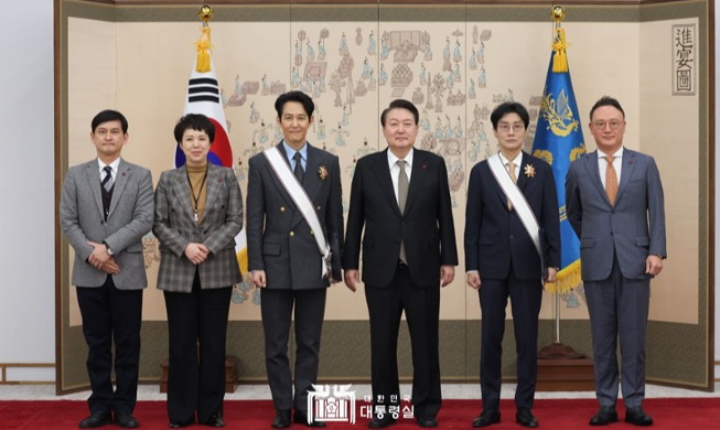 Tổng thống Hàn Quốc trao tặng huân chương cho Hwang dong-hyuk và Lee Jung-jae