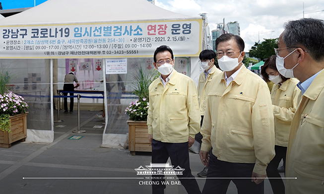 Tổng thống Moon Jae-in động viên đội ngũ y tế đang đổ mồ hôi trong cuộc chiến đấu với đại dịch Covid-19