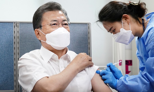 Tổng thống Moon Jae-in đã tiêm vắc xin ngừa Covid-19