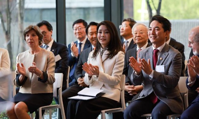Đệ nhất phu nhân Hàn Quốc hoan nghênh việc khánh thành tòa nhà mới của Đại sứ quán Pháp tại Hàn Quốc