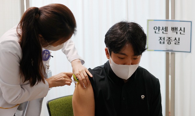10 triệu người Hàn Quốc được tiêm mũi vắc xin Covid-19 đầu tiên trong vòng 105 ngày