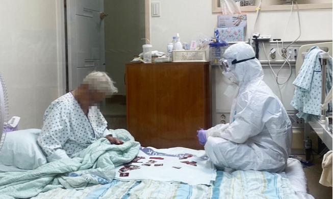 Một bức ảnh chụp y tá chơi với bệnh nhân Covid-19 lớn tuổi gây xúc động hàng triệu con tim