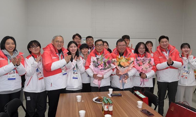 Bộ trưởng Yu In Chon khích lệ tình nguyện viên Gangwon 2024