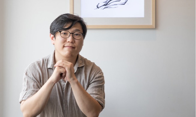 Một nhà phục chế người Hàn Quốc kết nối giấy truyền thống Hanji với bảo tàng Louvre