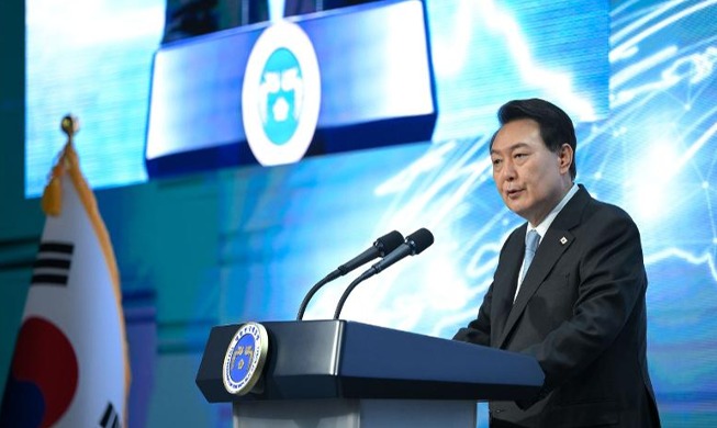 Tổng thống Yoon Suk Yeol khích lệ các nhà khoa học và kỹ sư người Hàn Quốc