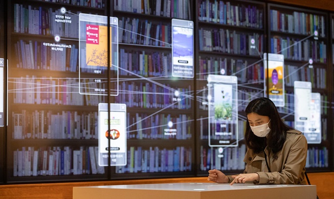 Thư viện tương lai: Khám phá các tài liệu lịch sử và sách với công nghệ cao