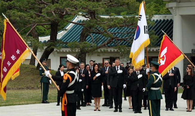Tổng thống Romania viếng thăm Nghĩa trang Quốc gia Seoul