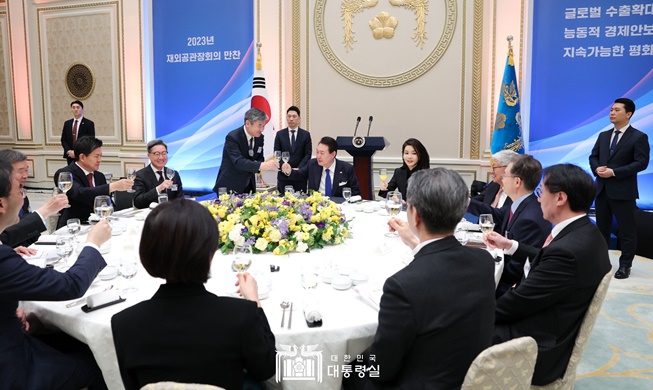 Tổng thống Hàn Quốc gặp gỡ các quan chức ngoại giao hàng đầu tại nước ngoài