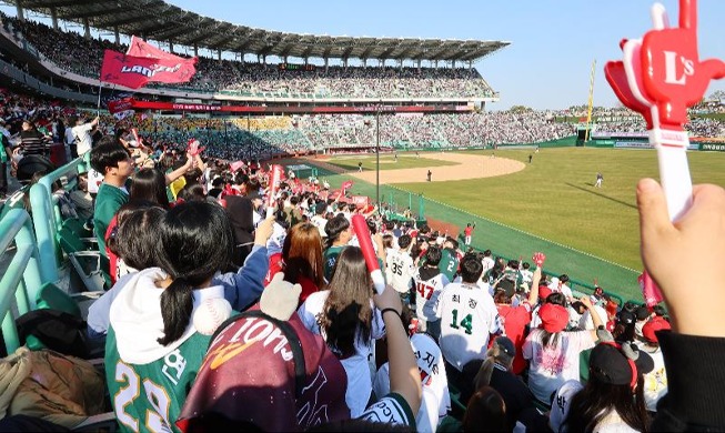 Bầu không khí cổ vũ bóng chày Hàn Quốc như thế nào?