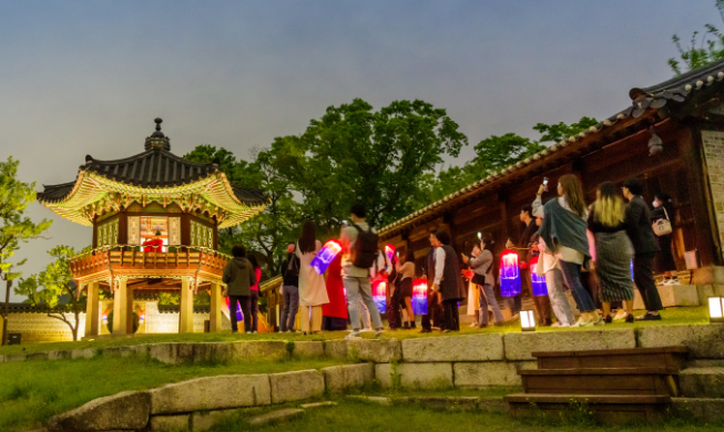 Dạo đêm cung điện Changdeokgung dưới ánh trăng rực sáng