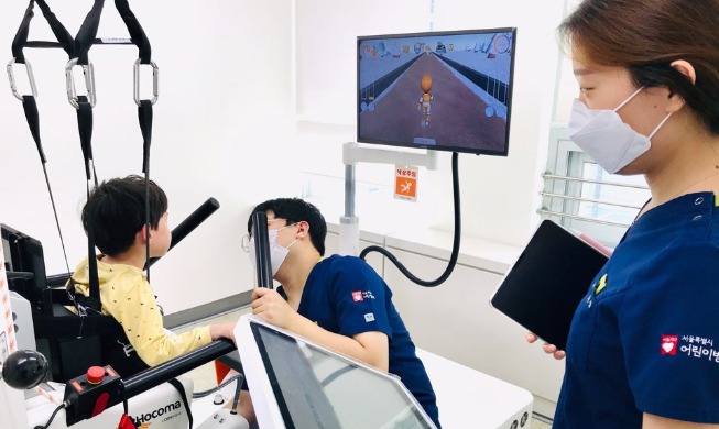 Bệnh viện Nhi ở Seoul áp dụng robot công nghệ cao để giúp điều trị những bệnh nhân trẻ em khó đi lại