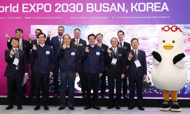 Thủ tướng Hàn Quốc đến thăm Phòng quảng bá Busan Expo