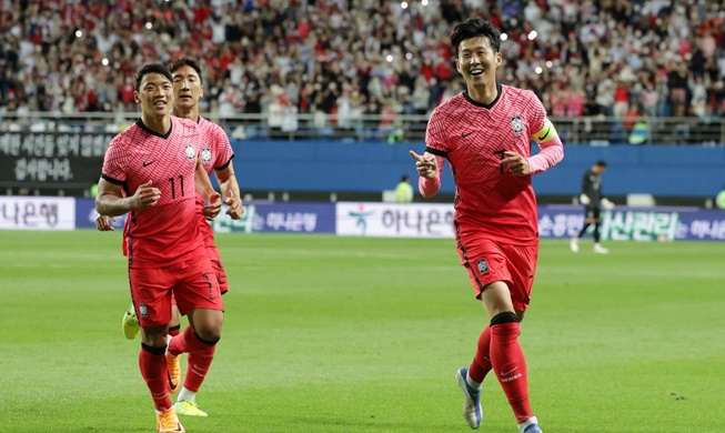 Son Heung-min ăn mừng chiến thắng trong trận đấu thứ 100 cho Hàn Quốc