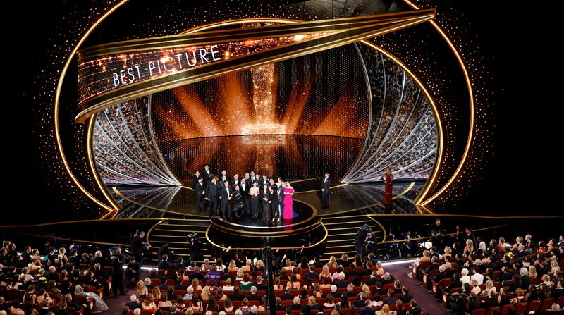 Trong lễ trao giải Oscar lần thứ 92 diễn ra ở Nhà hát Dolby, Los Angeles (Mỹ) vào ngày 9-2 (theo giờ Mỹ), đạo diễn Bong Joon-ho và các diễn viên đã ăn mừng về việc giành 4 giải thưởng quan trọng. (Ảnh: Yonhap News)