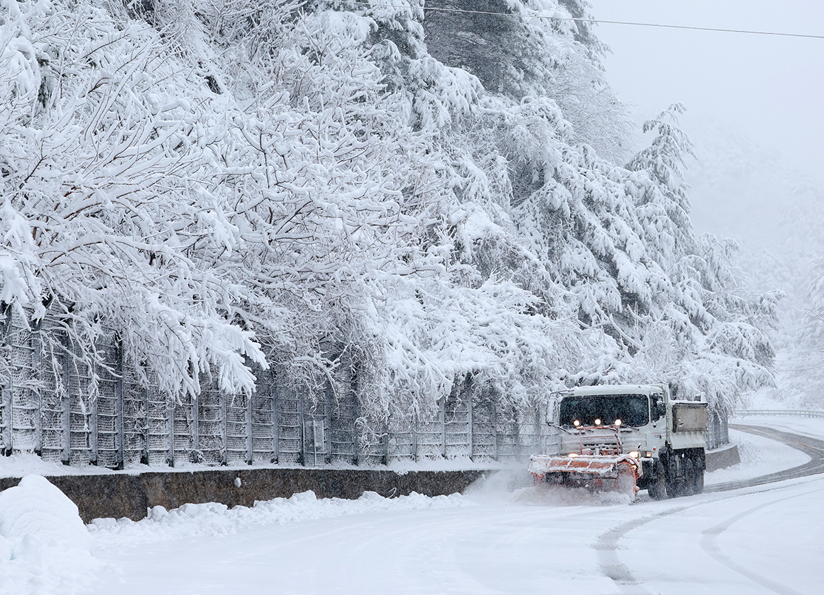 Sáng ngày 26/3, xe dọn tuyết đã làm sạch đường Guryongnyeong, quận Yangyang-gun, tỉnh Gangwon-do.