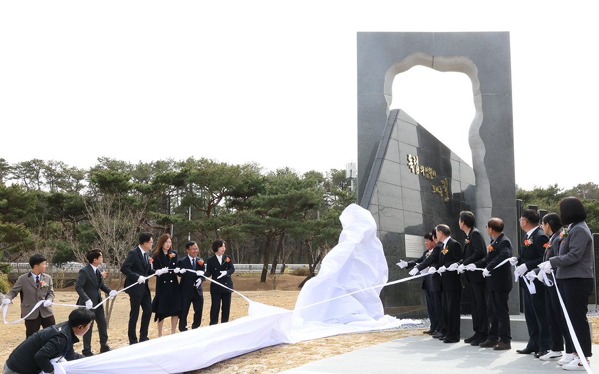 Hôm nay (27/3), Lễ khánh thành khu tưởng niệm những anh hùng liệt sĩ không quân hàm có công giành độc lập cho tổ quốc, đã được tổ chức tại Vườn yêu nước (Patriotic Garden) Nghĩa trang Quốc gia Daejeon, quận Yuseong-gu, thành phố Daejeon. 
