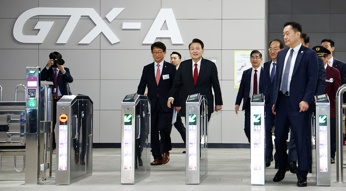 Hôm nay (29/3), Tổng thống Hàn Quốc Yoon Suk Yeol đi thử tàu tốc hành khu vực đô thị GTX-A tuyến Suseo – Dongtan, và xuống ở ga Dongtan, thành phố Hwaseong, tỉnh Gyeonggi-do. (Ảnh: Yonhap News)