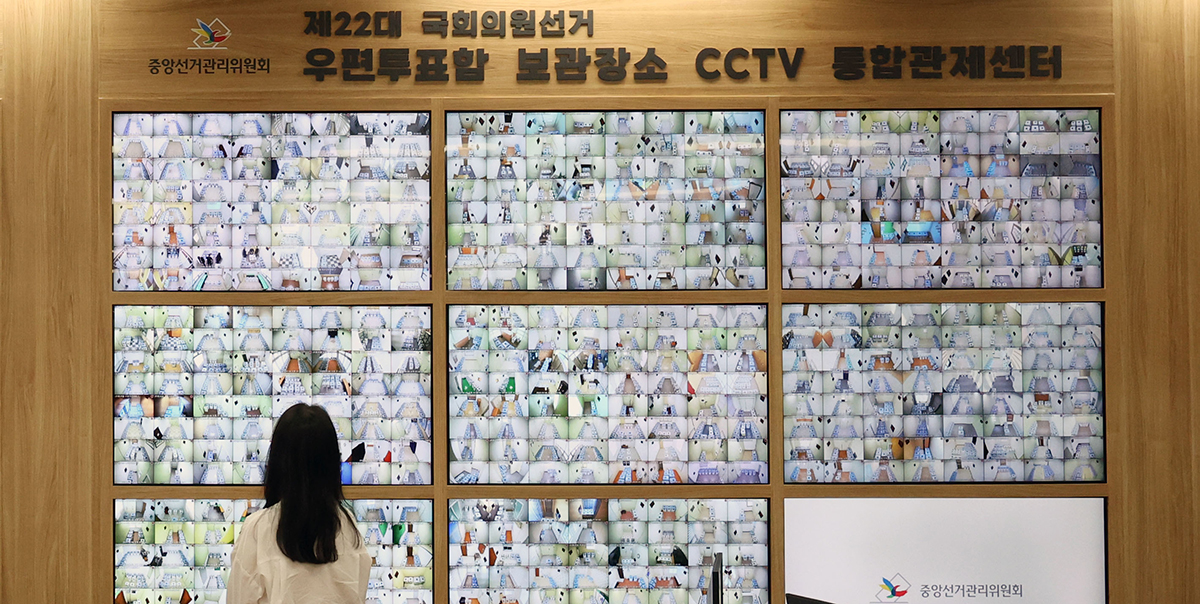 Ngày 8/4, tức 2 ngày trước khi tổ chức cuộc bầu cử Quốc hội Hàn Quốc lần thứ 22, một nhân viên đã giám sát khu vực bảo quản các thùng phiếu cho đợt bỏ phiếu sớm, tại trụ sở của Ủy ban Bầu cử Quốc gia Hàn Quốc (NEC), thành phố Gwacheon, tỉnh Gyeonggi-do. (Ảnh: Yonhap News)