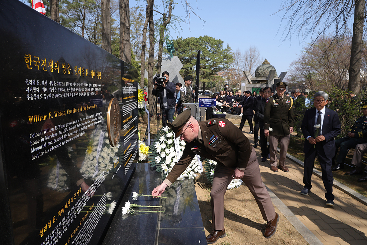 Ngày 9/4/2024, các vị khách đã dâng hoa khi tham gia lễ tưởng niệm Đại tá William E. Weber (1925-2022), diễn ra ở Imjingak, thành phố Paju, tỉnh Gyeonggi-do. 
