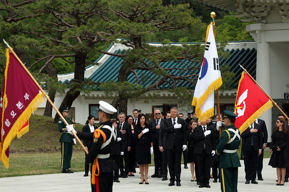 Ngày 22/4, trong chuyến thăm chính thức tới Hàn Quốc, Tổng thống Romania Klaus Iohannis và Phu nhân Carmen Georgeta Iohannis đã viết thăm Nghĩa trang Quốc gia Seoul, quận Dongjak-gu, thành phố Seoul. 
