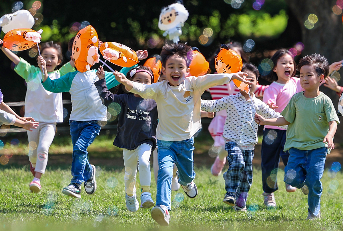 Sáng hôm nay (2/5), ba ngày trước Ngày Quốc tế Thiếu nhi Hàn Quốc (5/5), những trẻ em tham gia chuyến dã ngoại đã vui đùa cùng với bong bóng xà phòng, trước Bảo tàng Hanseong Baekje ở Công viên Olympic, quận Songpa-gu, Seoul. (Ảnh: Yonhap News)