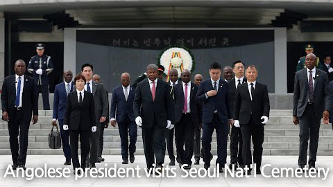 Angolese president visits Seoul Nat'l Cemetery