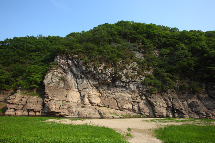 반구대 암각화는 수렵과 어로를 위주로 한 당시의 생활풍속을 알려주는 선사시대 문화유산으로 한 화면에 300여 점에 달하는 다양한 종류의 물상이 새겨져 있다. 세계적으로 매우 드문 예로서 고고학, 미술사 연구에 중요한 가치를 지니고 있다. (사진: 연합뉴스) 