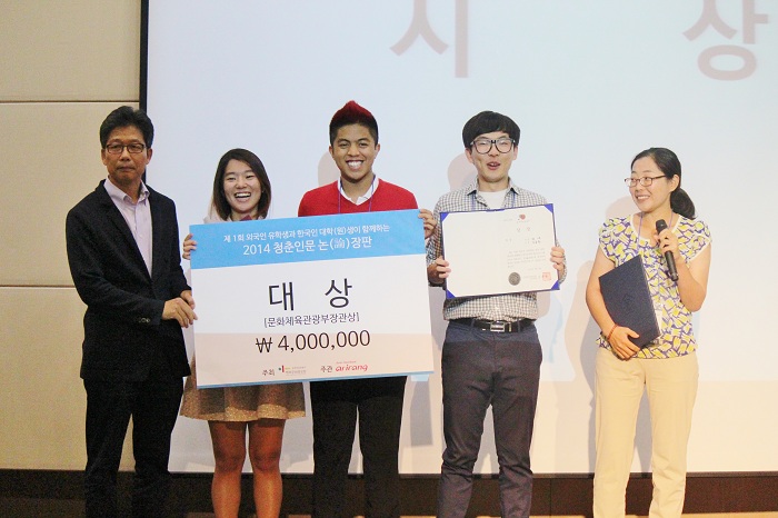 ‘2014년 청춘인문 논장판’에서 대상을 수상한 안동대학교 ‘광대’팀. 가오징(아래 사진 왼쪽)과 대니얼이 수상한 기쁨을 밝히고 있다.(사진 위택환)