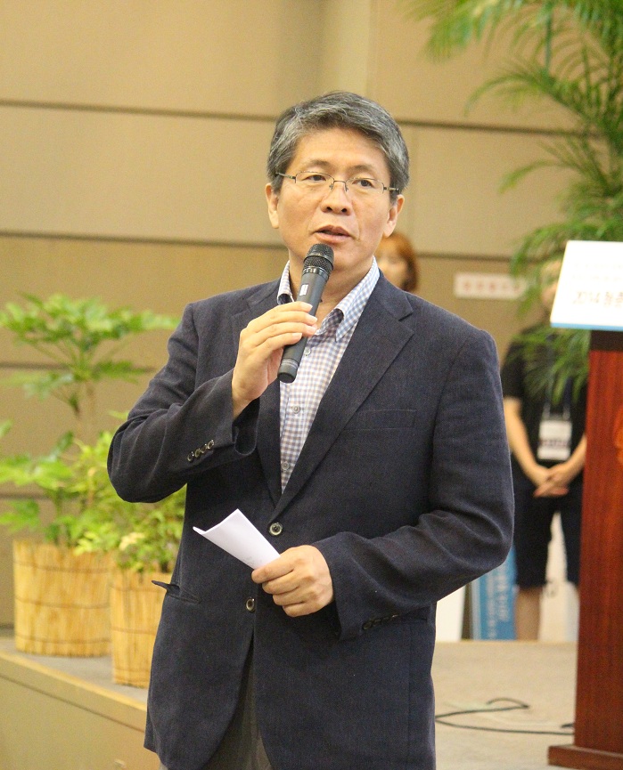 이번 ‘논장판’의 지도교수 최준식 이화여대 국제대학원 한국학 교수가 심사결과를 설명하고 있다.(사진 위택환)