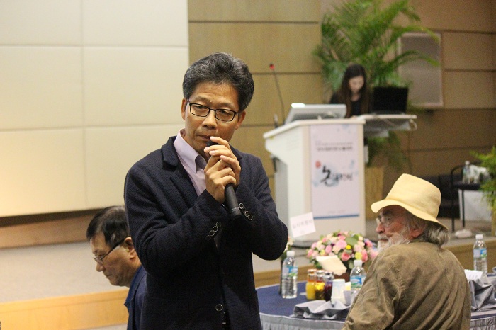 인문학을 통한 대화의 의미를 강조하고 있는 원용기 해외문화홍보원장.(사진 위택환)