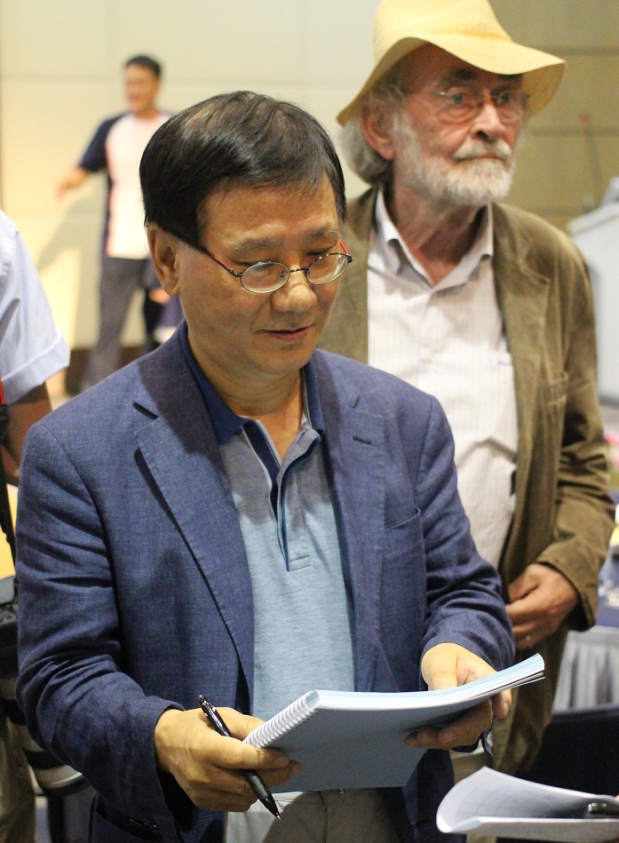 이번 ‘논장판’의 지도교수인 이원복 덕성여대 석좌교수가 발표된 과제들을 평가하고 있다.(사진 위택환)