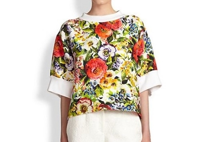 화려한 색깔의 프린팅이 들어간 티셔츠