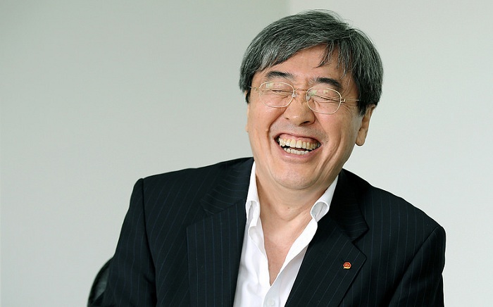 샘표식품의 박진선 사장이 간장의 매력에 대해 소개하며 웃음짓고 있다.