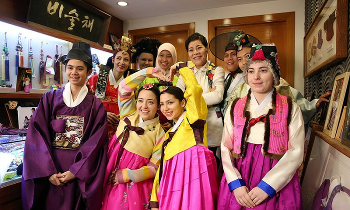 공모전 우승자들이 26일 박술녀한복집에서 한국 전통 의상을 입고 사진촬영시간을 갖고 있다.